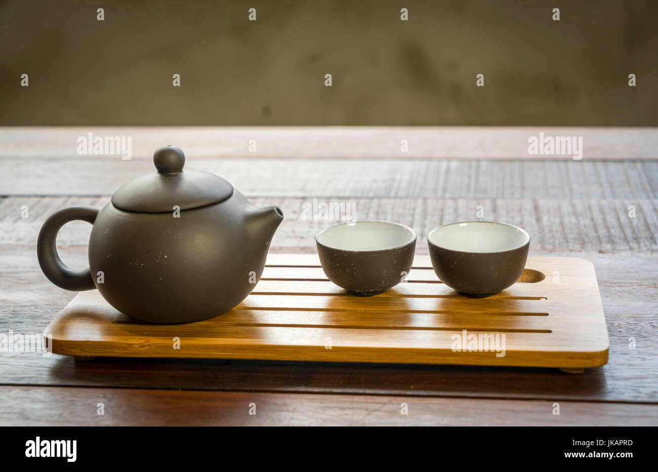 Service à thé chinois sur un fond de bois Banque D'Images