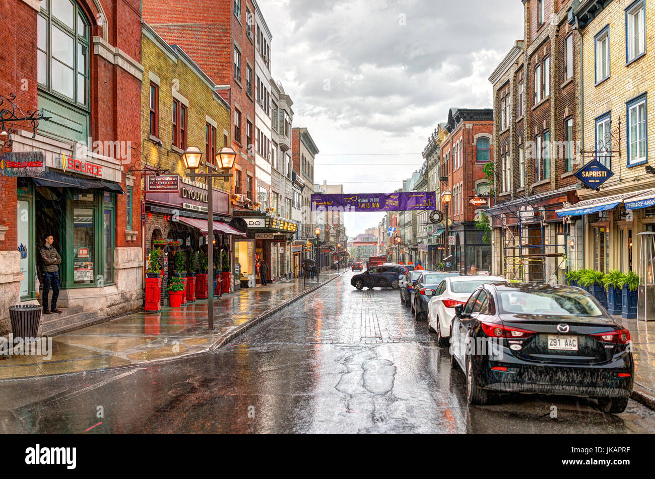 La ville de Québec, Canada - 31 mai 2017 : rue de la vieille ville Saint-Jean lors de fortes pluies avec des gouttes et route mouillée par restaurants Banque D'Images