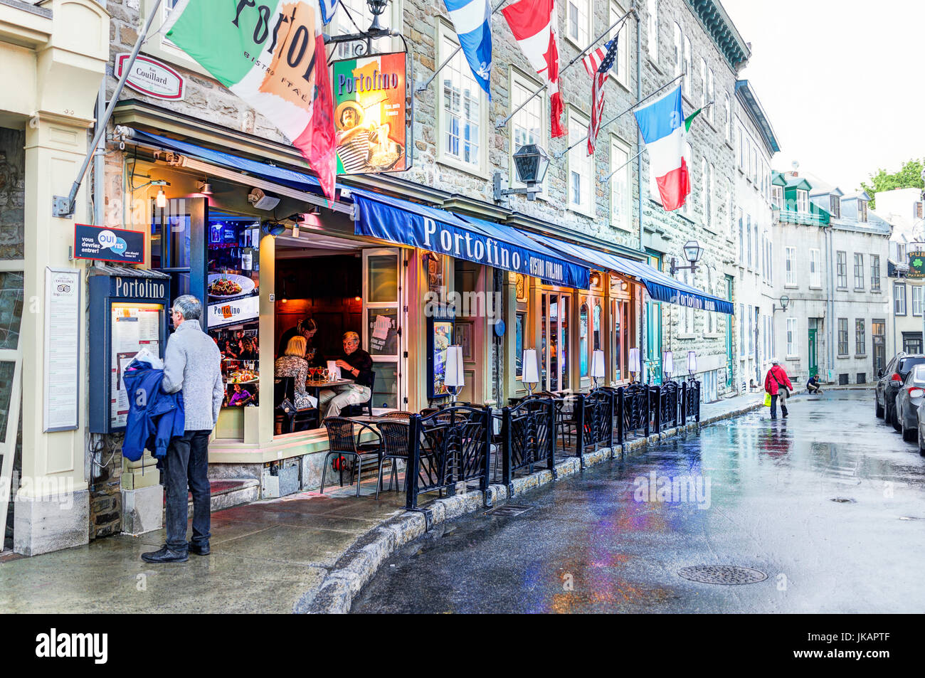 La ville de Québec, Canada - 31 mai 2017 : rue de la vieille ville rue Couillard avec man reading menu du restaurant Portofino Banque D'Images