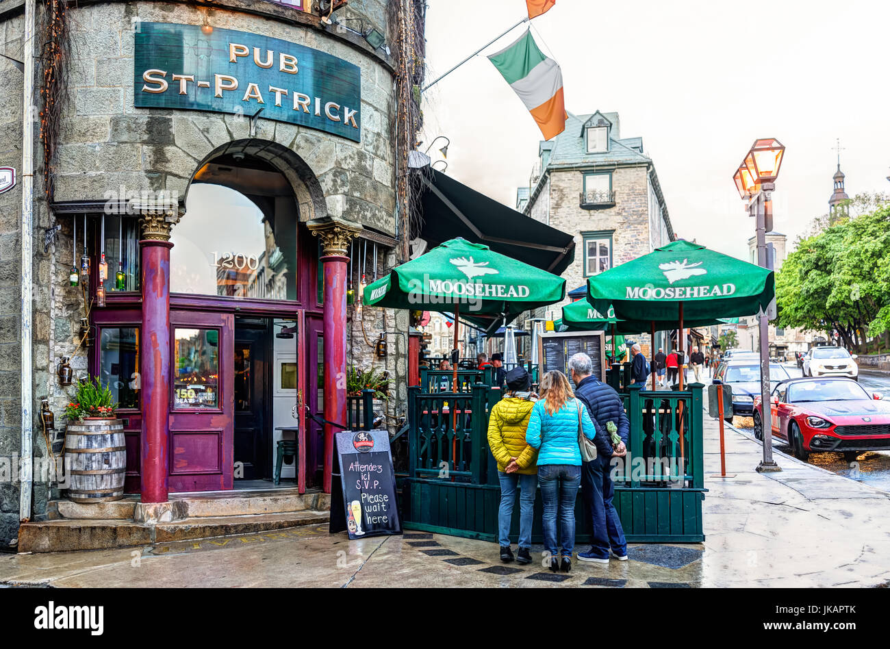 La ville de Québec, Canada - 31 mai 2017 : rue de la vieille ville avec entrée du restaurant pub bar St Patrick Banque D'Images