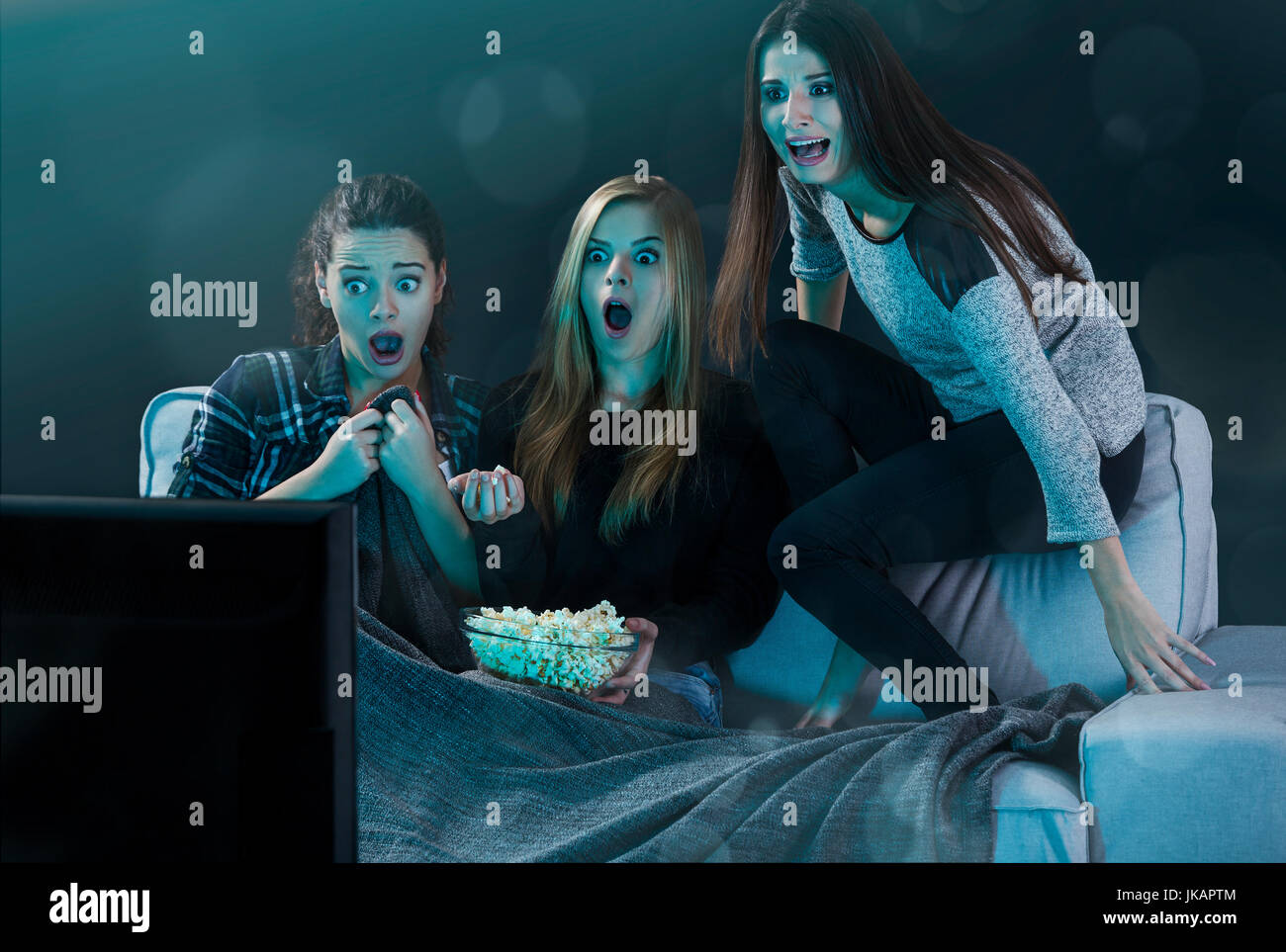 Teenage Girls Watching film d'horreur avec le pop-corn Banque D'Images