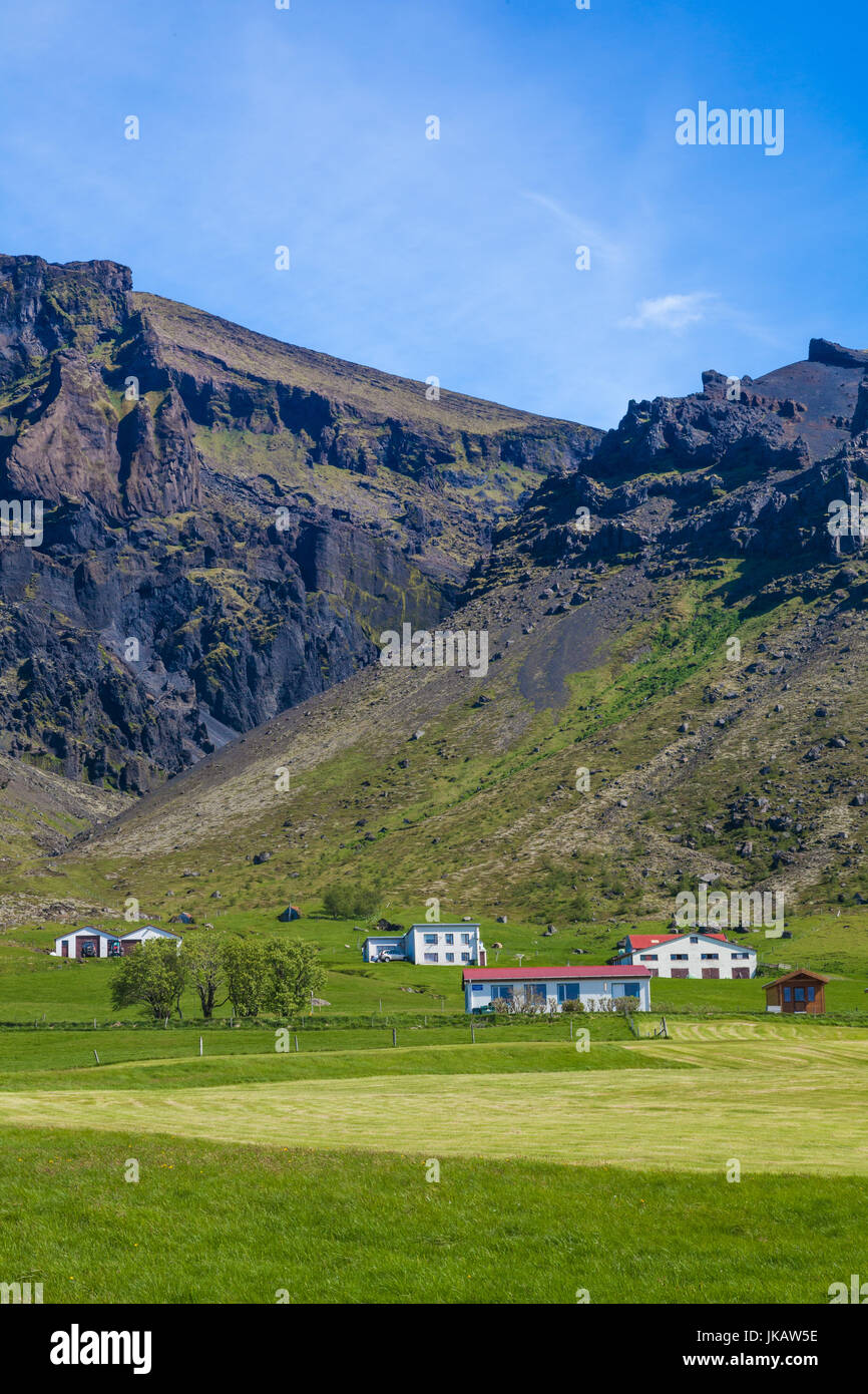 Islandais typique maison de ferme familiale avec cabines pour hébergement touristique Banque D'Images