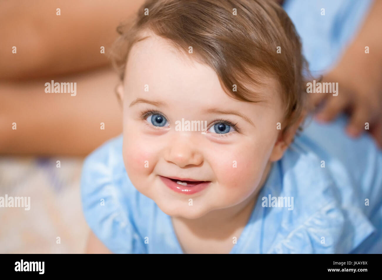 Portrait d'un nouveau-né baby girl smiling avec deux dents inférieures. Banque D'Images