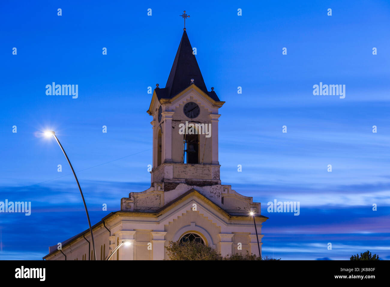 Le Chili, région de Magallanes, Puerto Natales, Iglesia Maria Auxiliadora church, dusk Banque D'Images