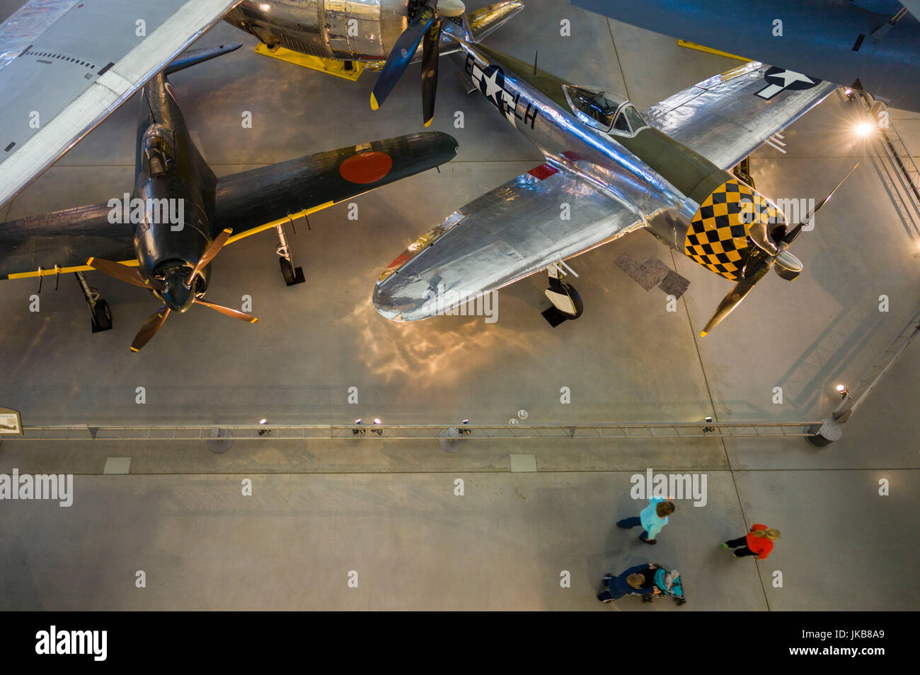 USA, Virginie, Herdon, National Air and Space Museum Steven F. Udvar-Hazy Center, musée de l'air, de l'époque, WW2 George Kawanishi japonais et américains P-47 Thunderbolt les avions de chasse, elevated view Banque D'Images