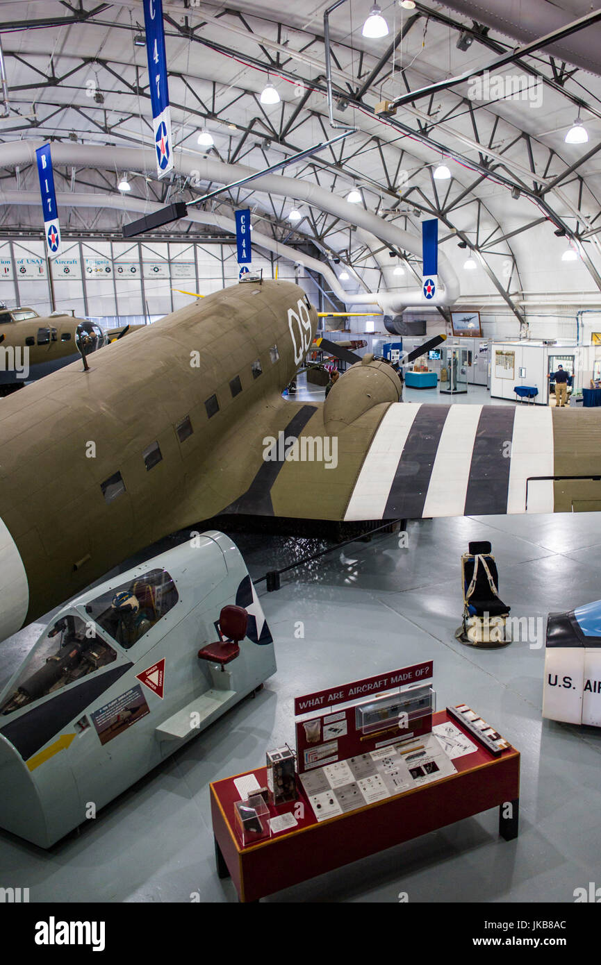USA, New York, Dover, Dover Air Force Base, de l'Air Mobility Command Museum, à l'époque de la seconde guerre mondiale avion de transport C-47 Banque D'Images USA, New York, Dover, Dover Air Force Base, de l'Air Mobility Command Museum, à l'époque de la seconde guerre mondiale avion de transport C-47 Banque D'Images