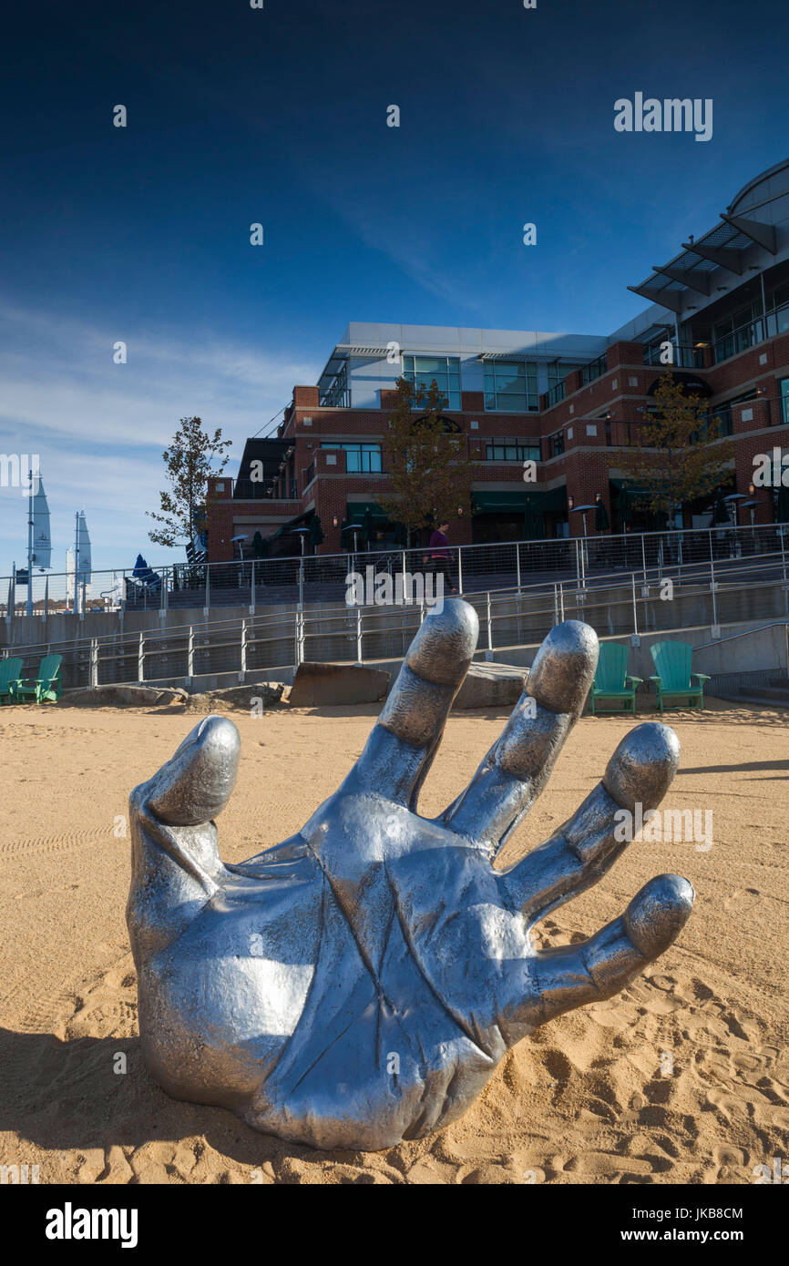 USA, Maryland, Fort Washington, National Harbor, l'Éveil sculpture par J. Seward Johnson Jr. Banque D'Images