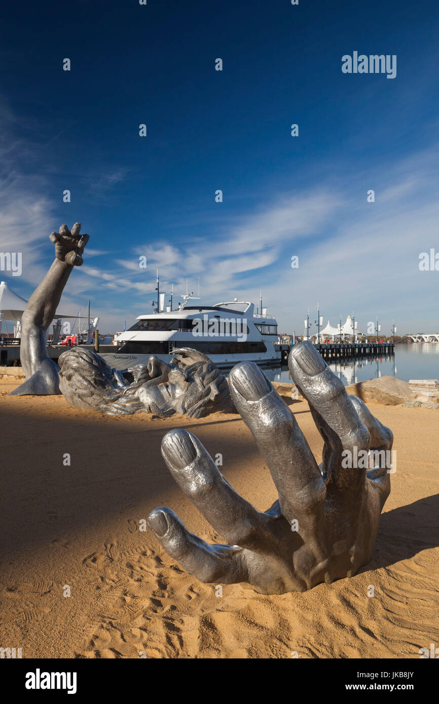 USA, Maryland, Fort Washington, National Harbor, l'Éveil sculpture par J. Seward Johnson Jr. Banque D'Images