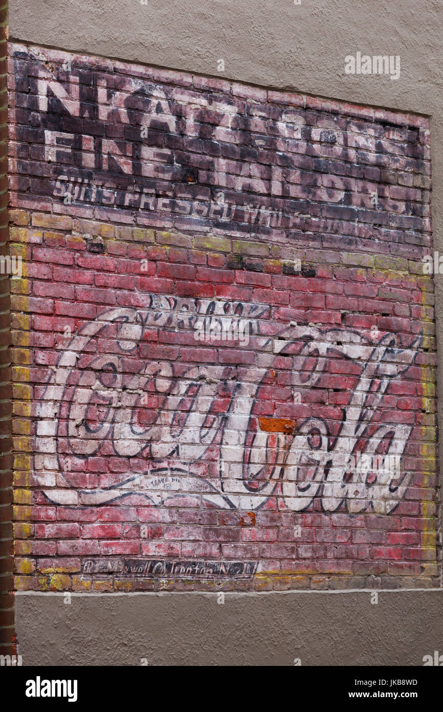 USA, Ohio, New Castle, dans le quartier historique, vieux Coca Cola sign Banque D'Images