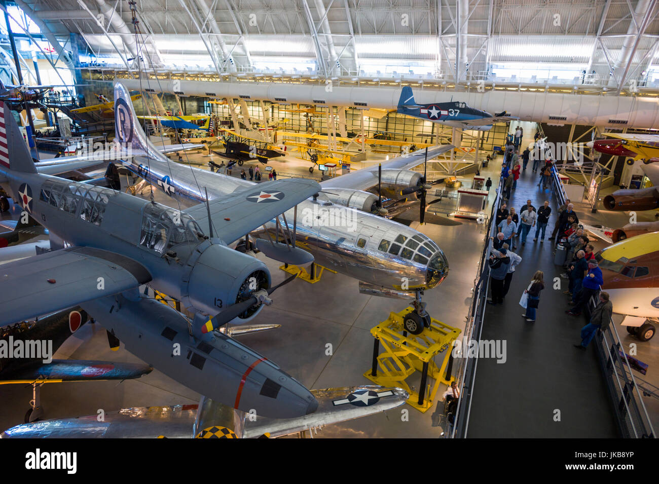 USA, Virginie, Herdon, National Air and Space Museum Steven F. Udvar-Hazy Center, musée de l'air, view of WW2 US de l'époque de l'hydravion et Kingfisher, bombardier B-29 Enola Gay, a chuté de bombe atomique sur Hiroshima Banque D'Images