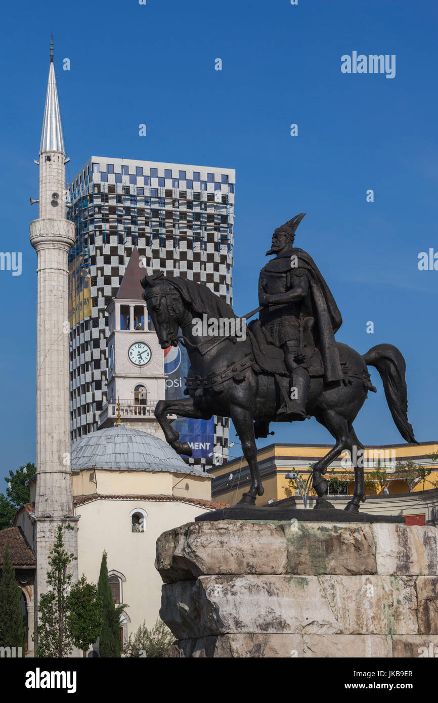 L'Albanie, Tirana, la place Skanderbeg, Ethem Bey mosquée et statue de Skanderbeg Banque D'Images