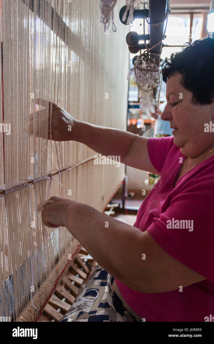 L'Albanie, Kruja, ville bazar, les femmes tissent des tapis Banque D'Images