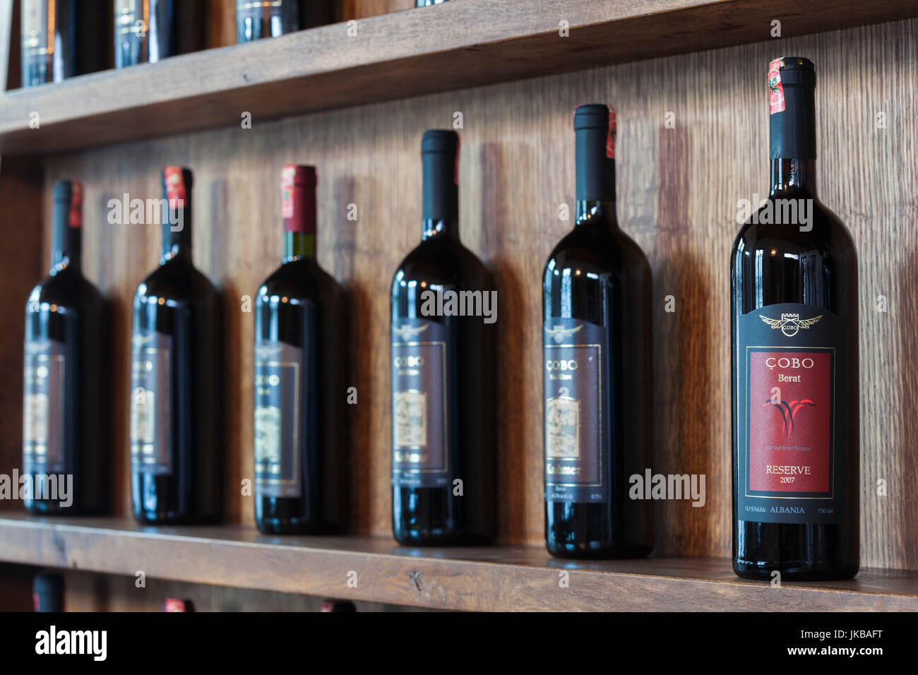 L'Albanie, de la région de Berat, Vajgurore, Cobo Winery, des bouteilles de vin Banque D'Images