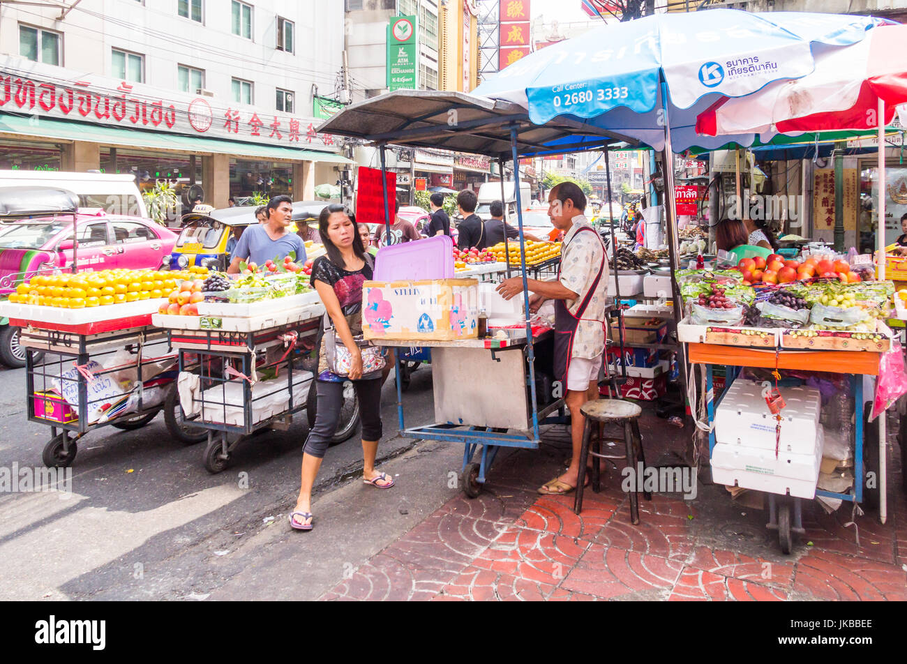 Les vendeurs de fruits sur Yaowarat Road, Chinatown, Bangkok, Thaïlande Banque D'Images