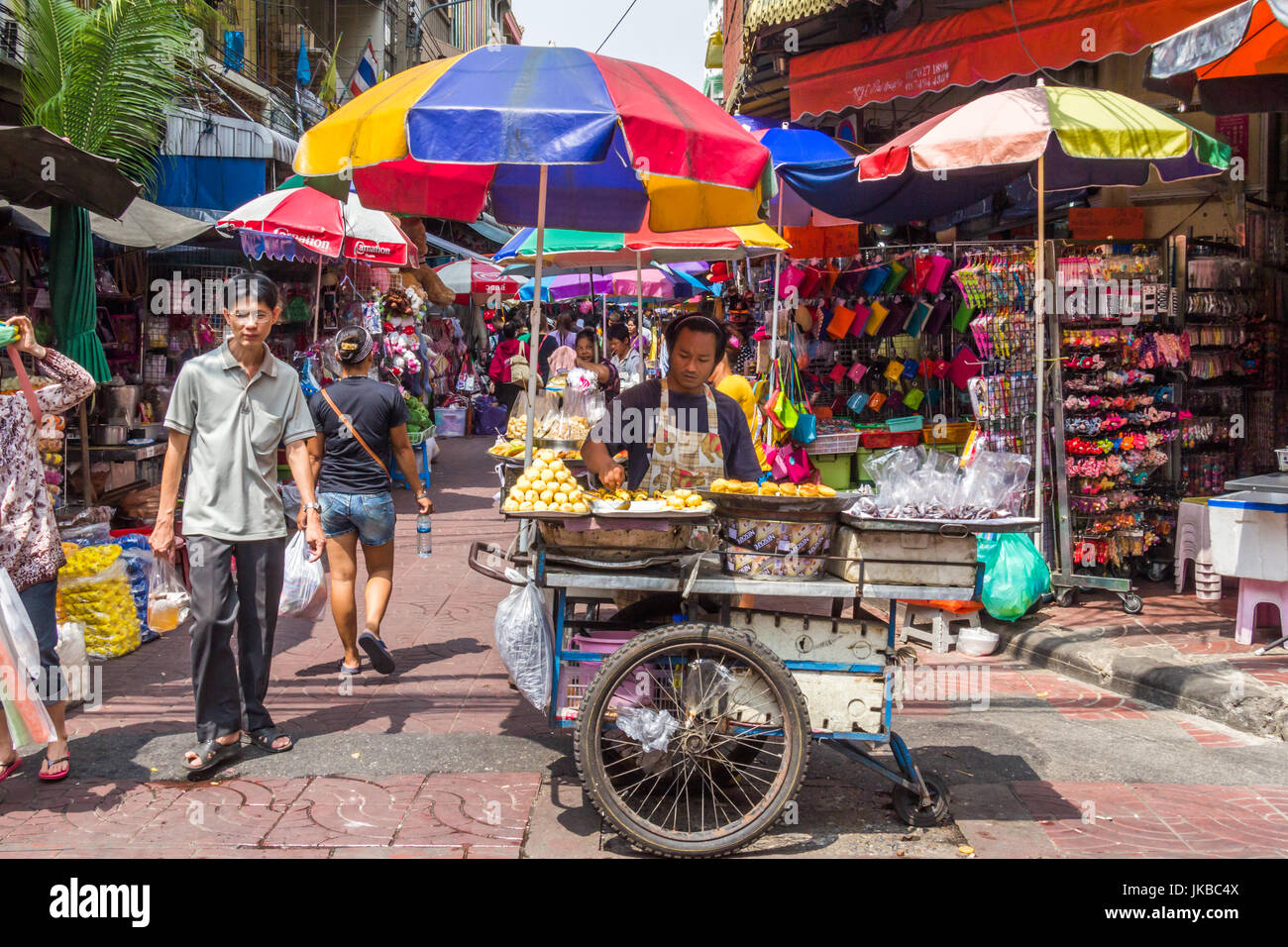 De vendeurs d'aliments de rue, boutiques et shoppers Chinatown, Bangkok, Thaïlande Banque D'Images