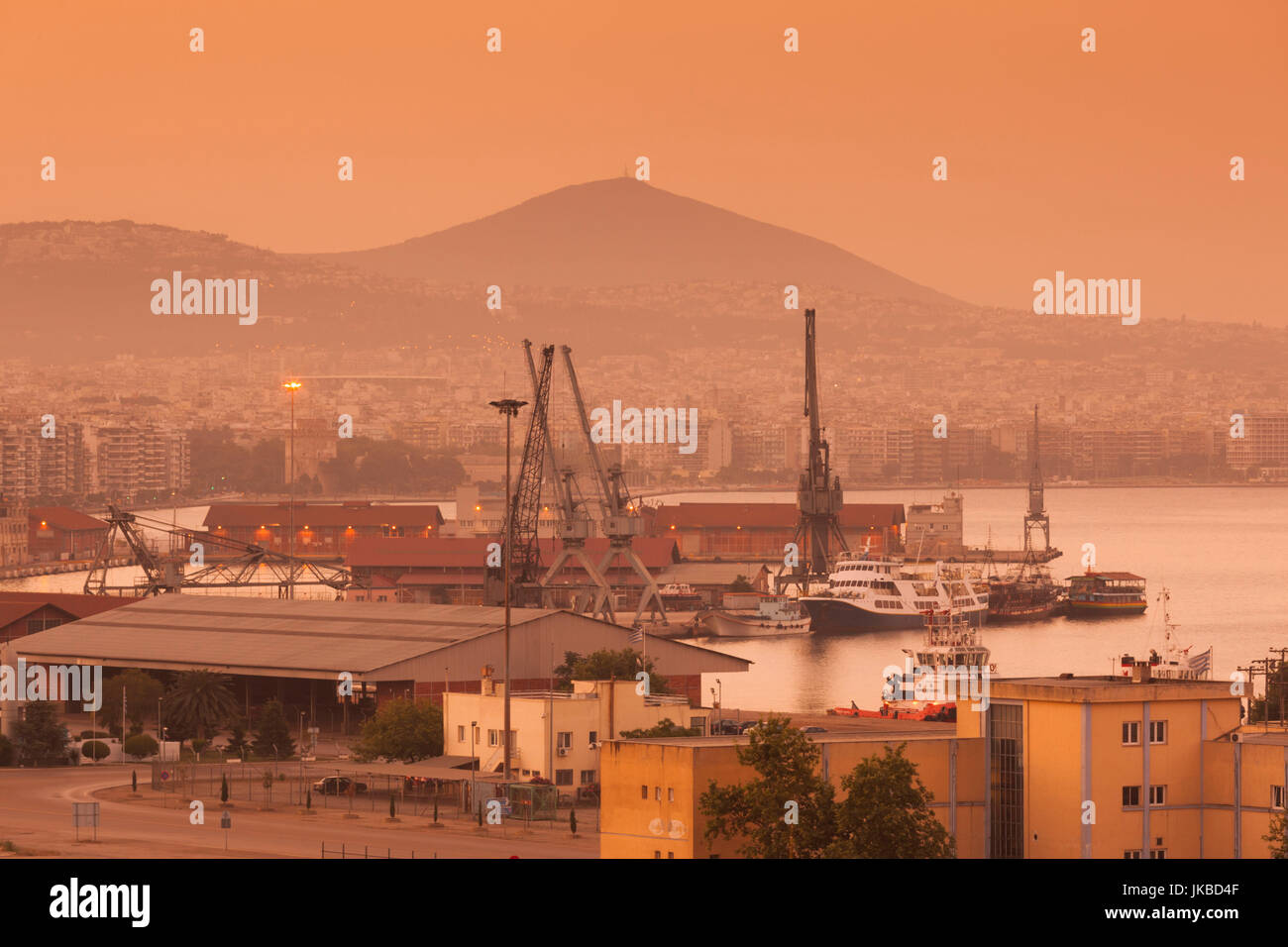 La Grèce, la Macédoine Centrale, de la région de Thessalonique, grues portuaires, Dawn Banque D'Images