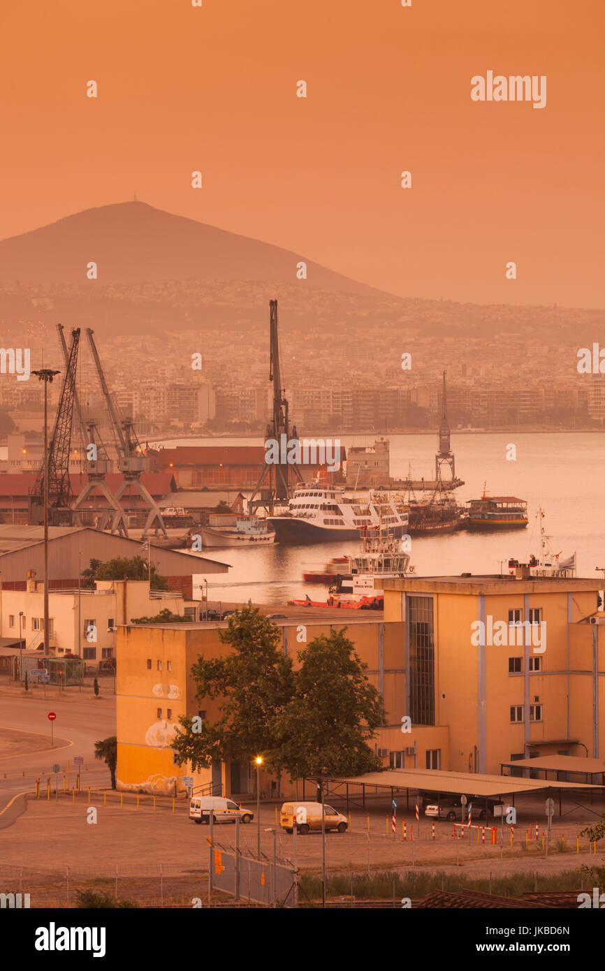 La Grèce, la Macédoine Centrale, de la région de Thessalonique, grues portuaires, Dawn Banque D'Images