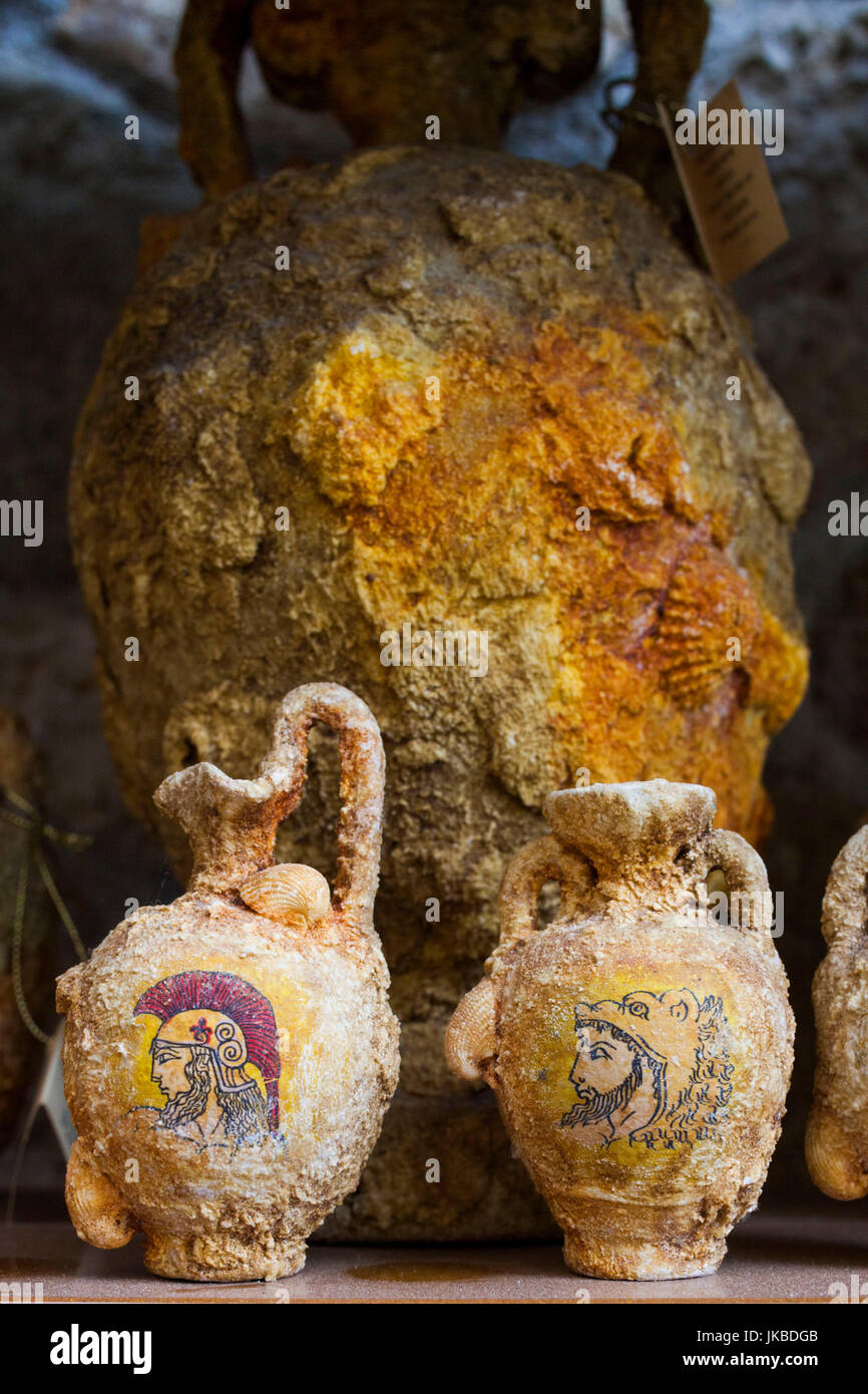 La Grèce, l'Épire Région, Parga, souvenirs des cruches en céramique avec les figures de la mythologie grecque Banque D'Images
