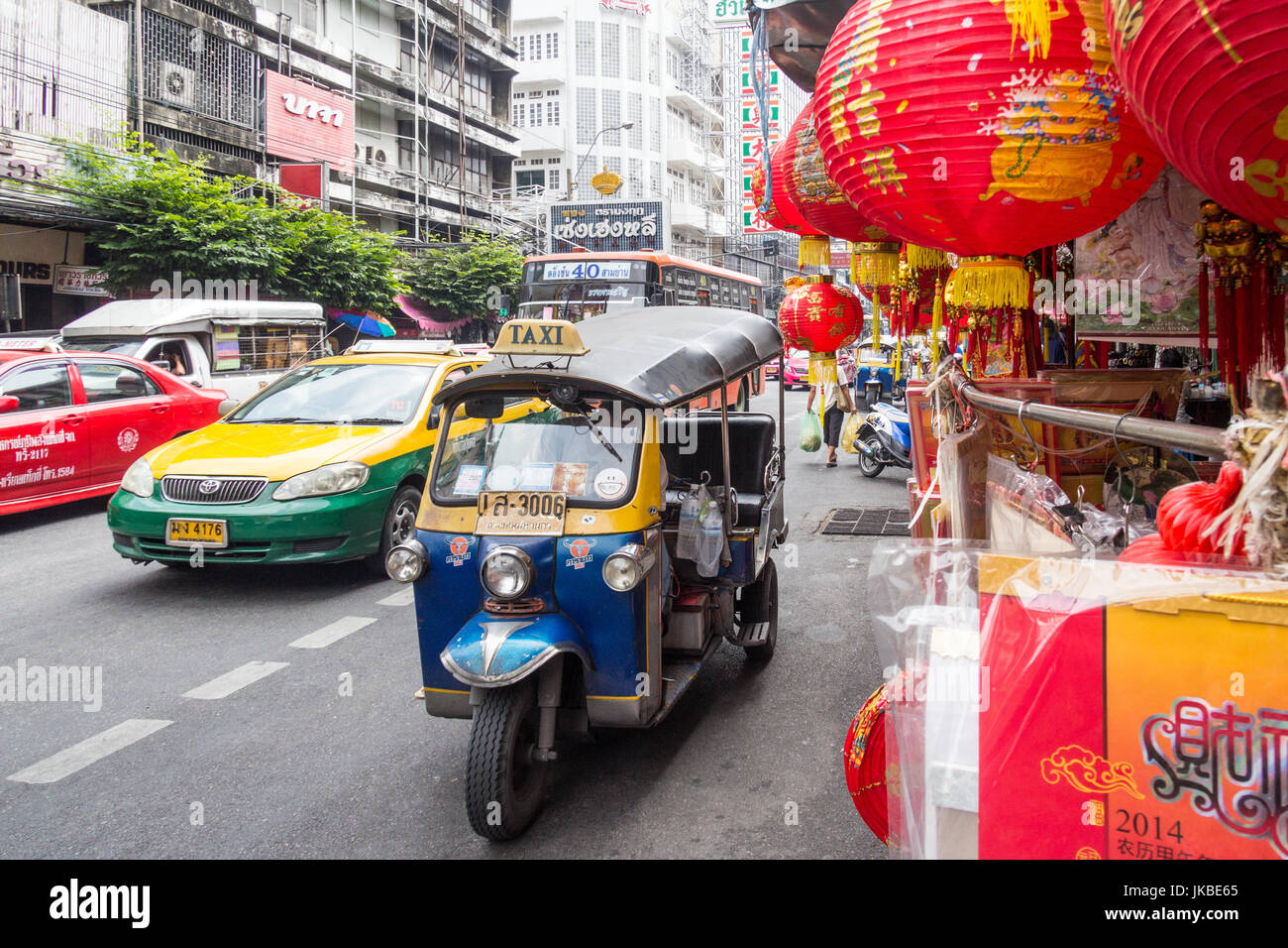 Tuk Tuk sur Yaowarat Road, Chinatown, Bangkok, Thaïlande Banque D'Images