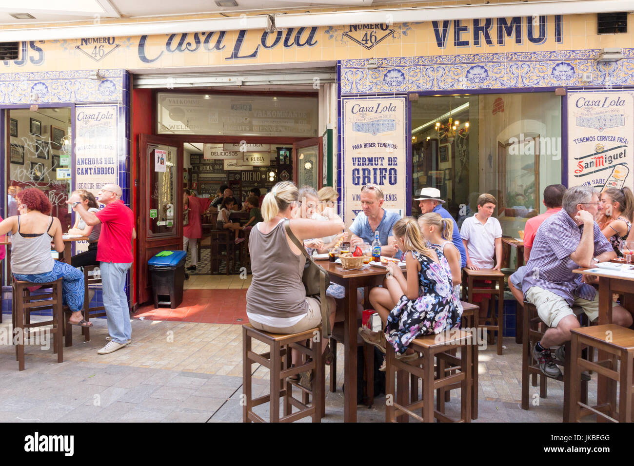 Les personnes mangeant le déjeuner à Casa Lola rstaurant et bar à tapas, Malaga, Espagne Banque D'Images