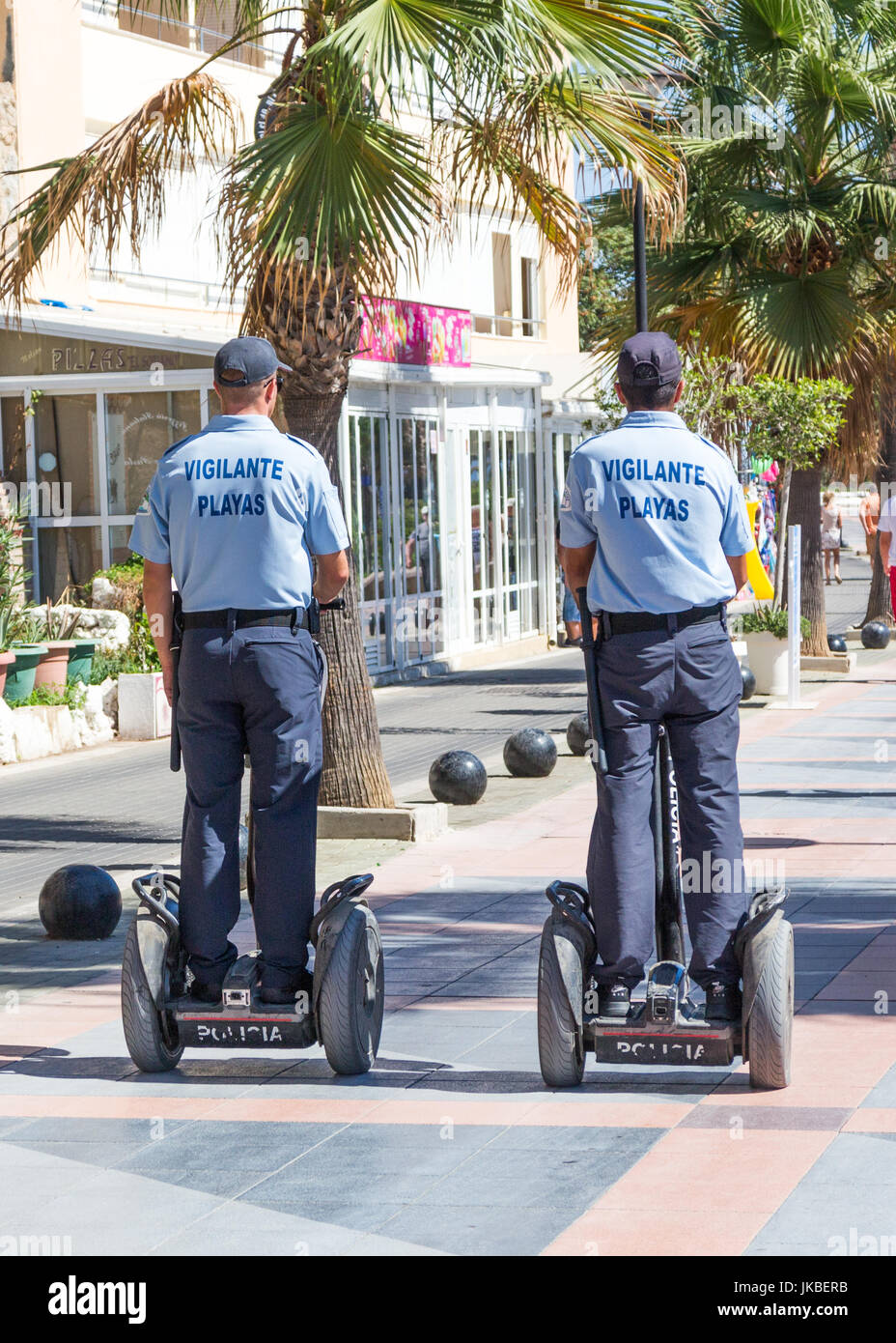 Patrouille de police sur la plage de Torremolinos, Espagne Banque D'Images