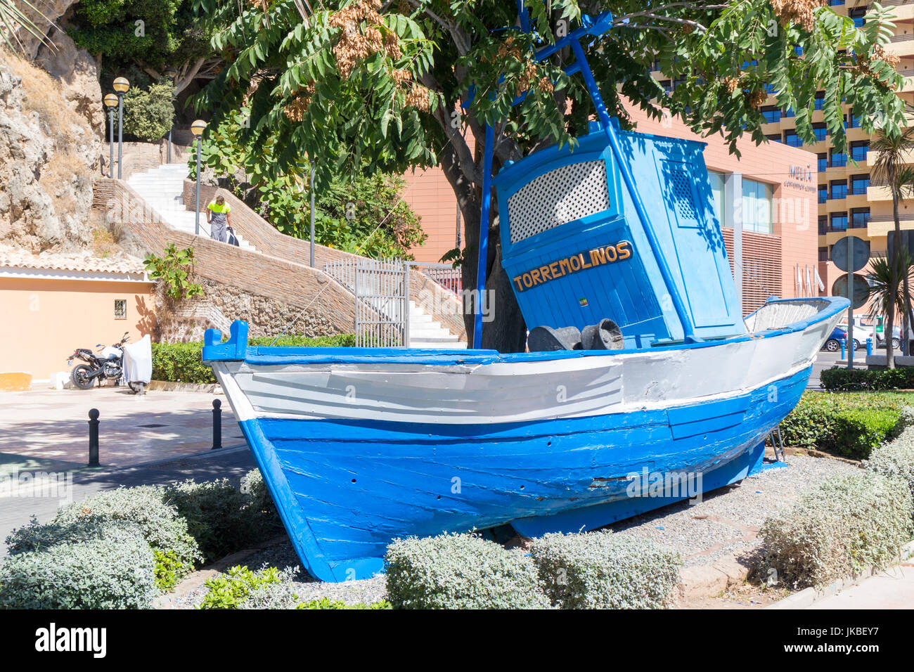 Un vieux bateau utilisé à des fins de décoration sur Torremolinos beach front. Banque D'Images