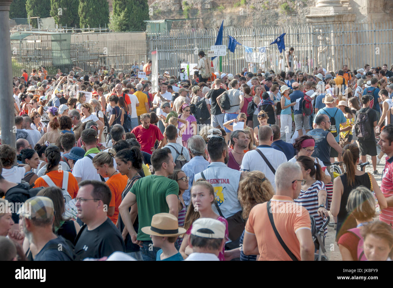 Rome, Italie. 22 juillet, 2017. Manifestation à Rome pour demander la liberté de choix, la vaccination contre l'arrêté du ministre de la santé Beatrice Lorenzin approuvé il y a deux jours au Sénat, et passe l'examen de la Chambre, qui prévoit la vaccination obligatoire pour 10 Crédit : Patrizia Cortellessa/Pacific Press/Alamy Live News Banque D'Images