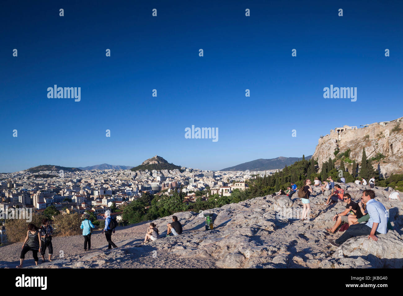 Grèce, Athènes, Grèce Centrale, Région, coucher de visiteurs d'aréopage Hill Banque D'Images