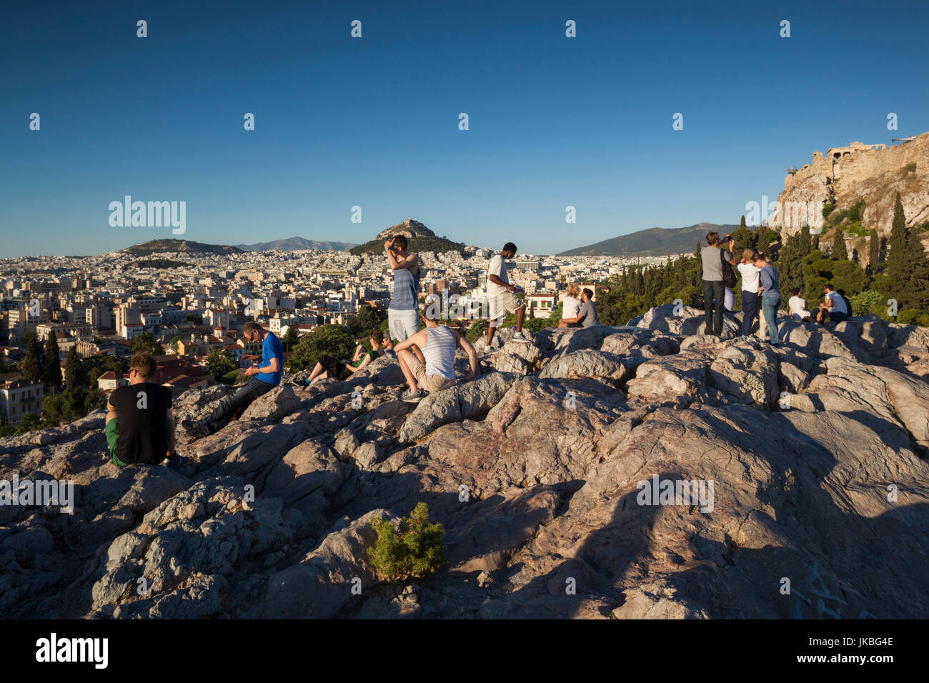 Grèce, Athènes, Grèce Centrale, Région, coucher de visiteurs d'aréopage Hill Banque D'Images
