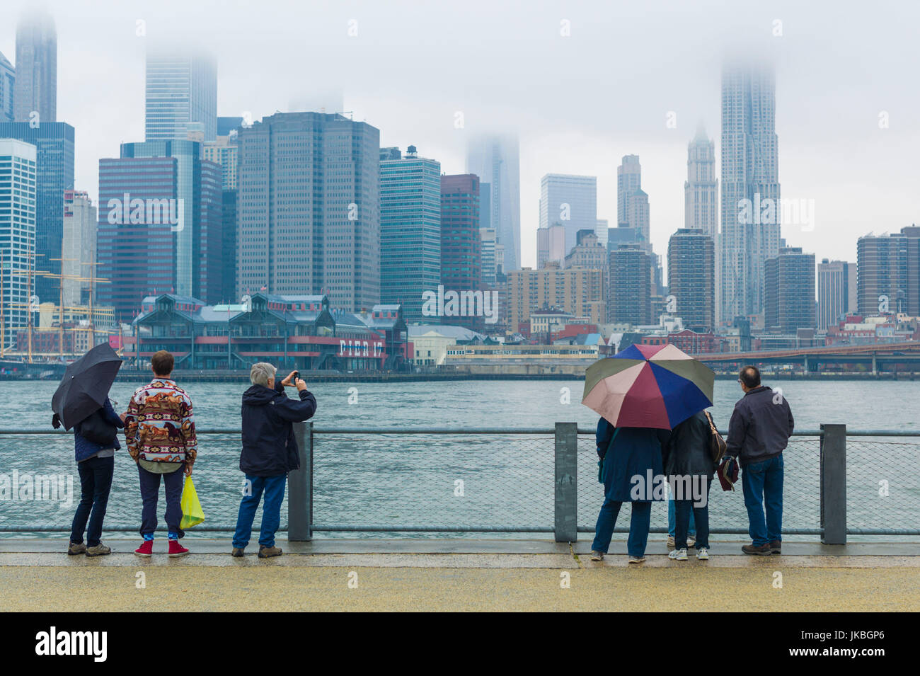 USA, New York, Brooklyn, vue de Manhattan depuis l'East River Banque D'Images