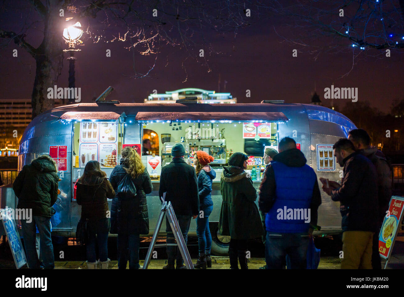 L'Angleterre, Londres, Southbank, café en plein air en soirée, caravane Airstream Banque D'Images