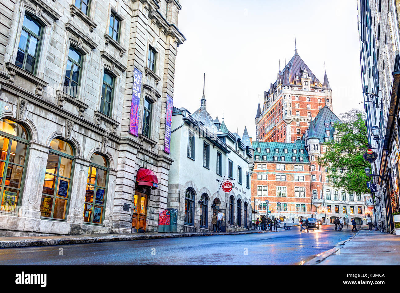 La ville de Québec, Canada - 31 mai 2017 : vieille ville, rue Fort avec forte pente et la ville vue sur l'horizon du Château Frontenac avec personnes à pied Banque D'Images