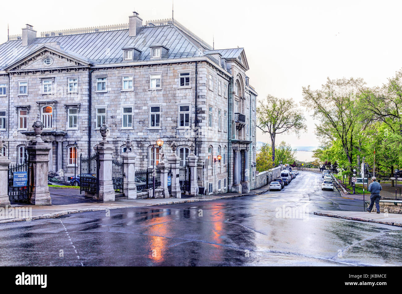 La ville de Québec, Canada - 31 mai 2017 : rue de la vieille ville avec le séminaire et rue Port Dauphin avec la réflexion des lumières de la nuit Banque D'Images