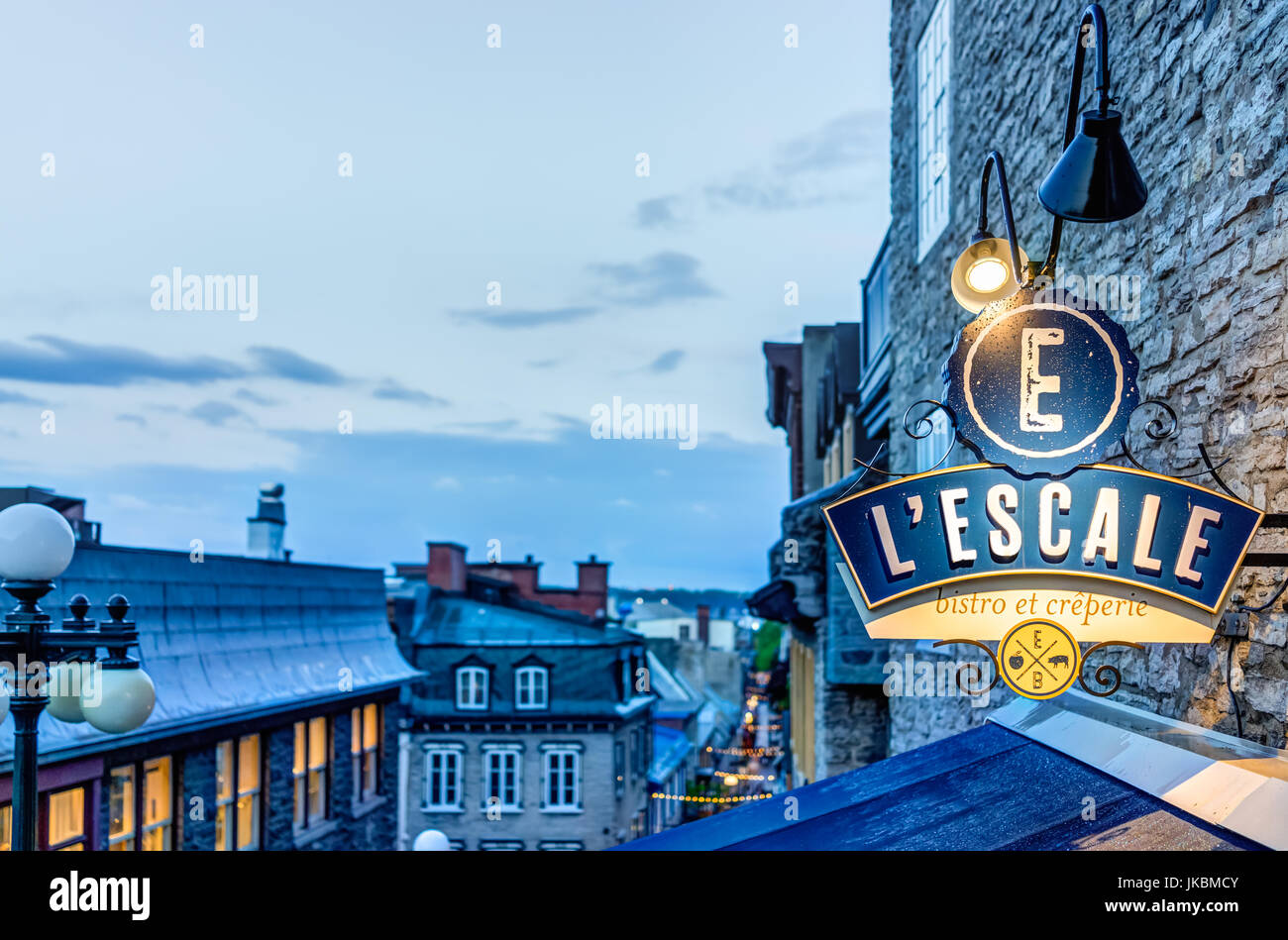 La ville de Québec, Canada - 31 mai 2017 : Escale bistro restaurant signer libre pendant l'heure bleue par la baisse des rue de la vieille ville rue du Petit Champlain sur Escalier Banque D'Images