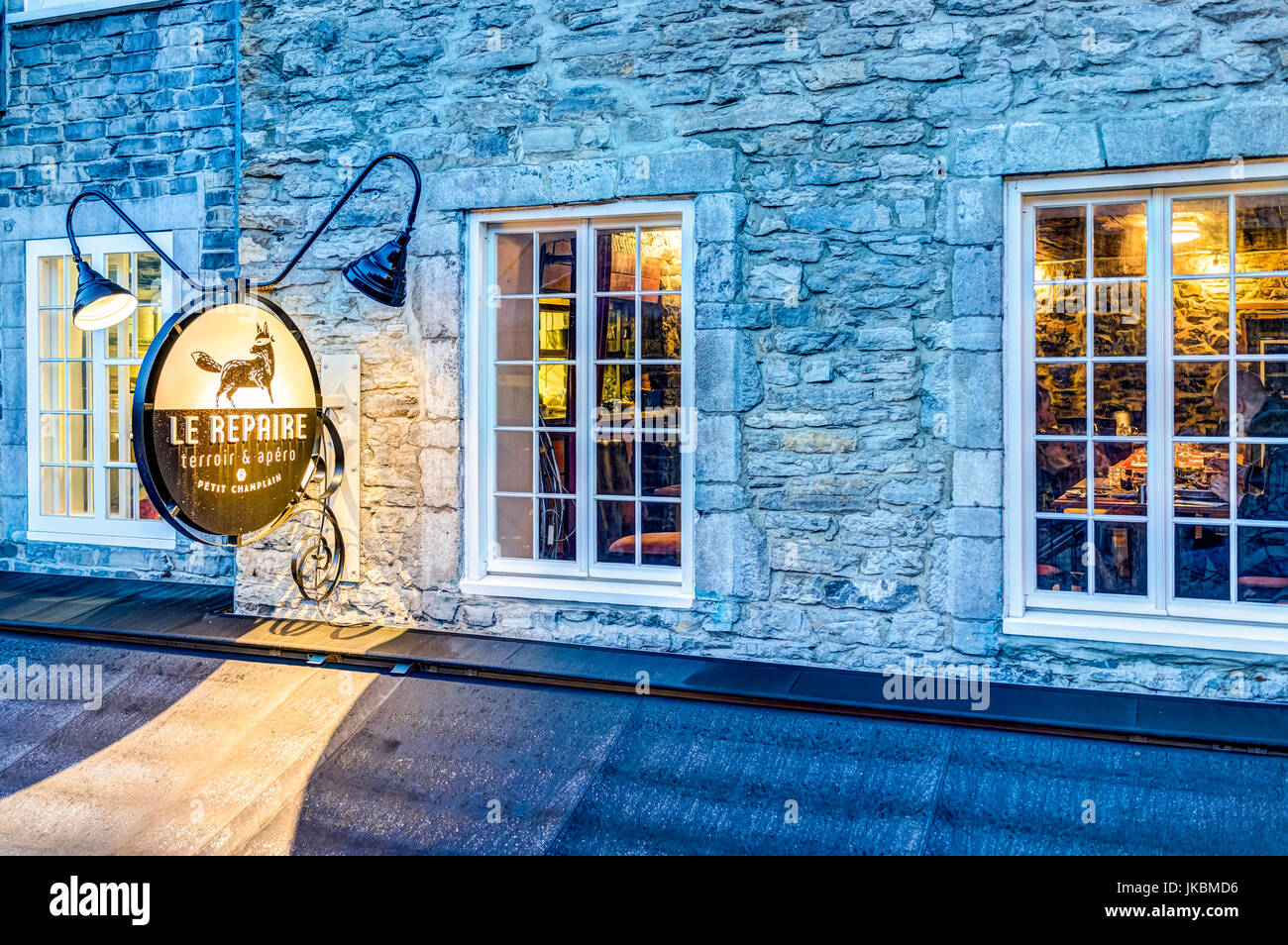 La ville de Québec, Canada - 31 mai 2017 : Le Repaire restaurant sign libre pendant l'heure bleue par la baisse vieille ville rue appelée rue du Petit Champlain sur l'Esca Banque D'Images