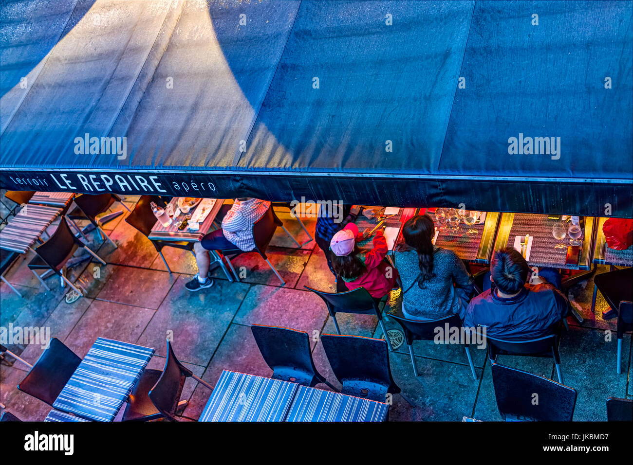 La ville de Québec, Canada - 31 mai 2017 : Le Repaire restaurant sign et de gens assis, manger sur les tables en plein air pendant l'heure bleue par la baisse des rue de la vieille ville Banque D'Images