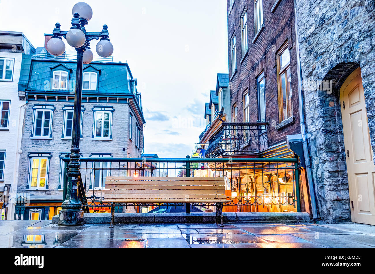 La ville de Québec, Canada - 31 mai 2017 : banc vide pendant l'heure bleue par la baisse vieille ville rue appelée rue du Petit Champlain sur l'Escalier Casse-Cou Banque D'Images