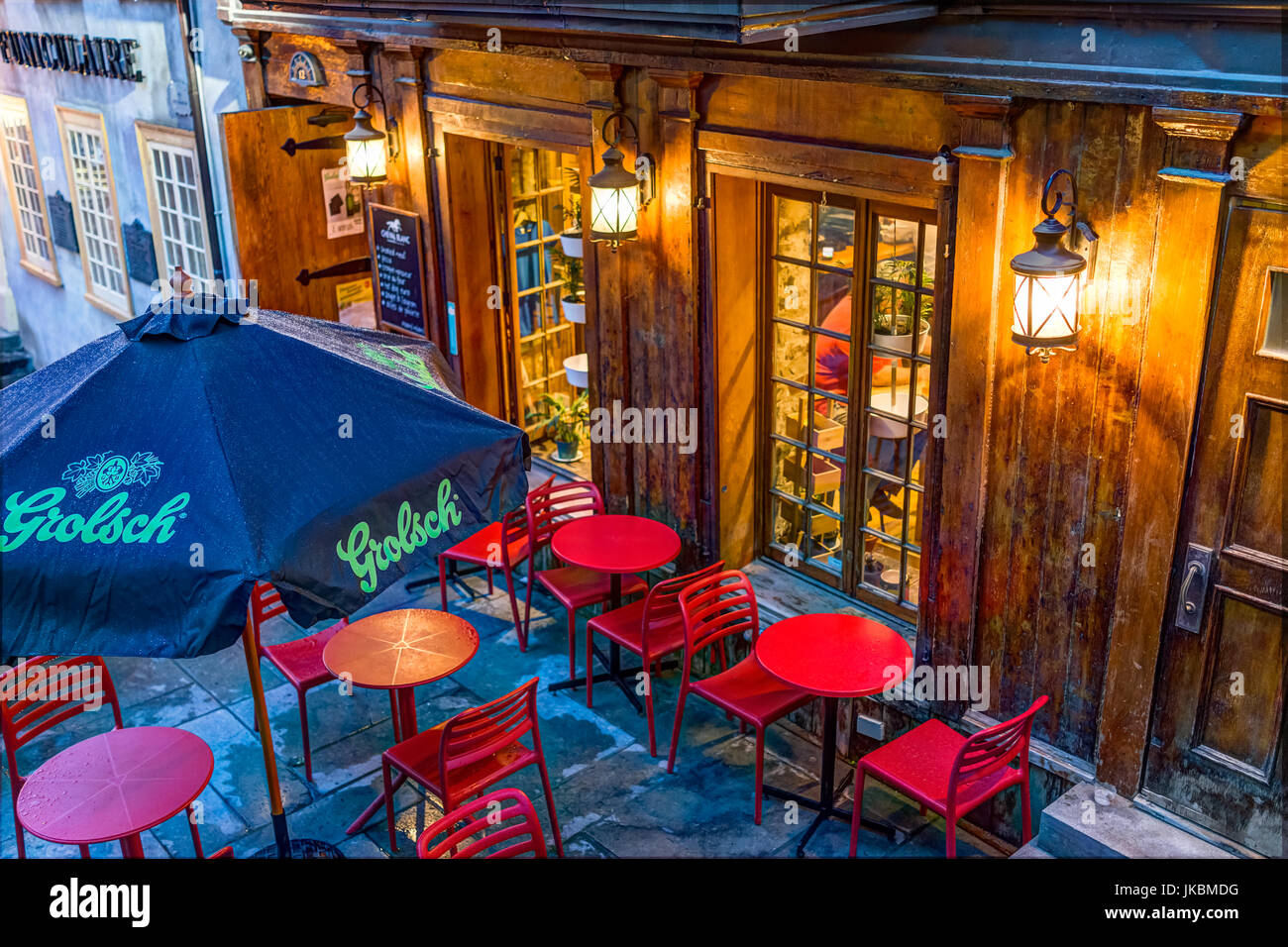 La ville de Québec, Canada - 31 mai 2017 : : Restaurant avec des chaises rouges et signe Grolsch dehors pendant l'heure bleue par la baisse vieille ville rue appelée rue du Petit Banque D'Images