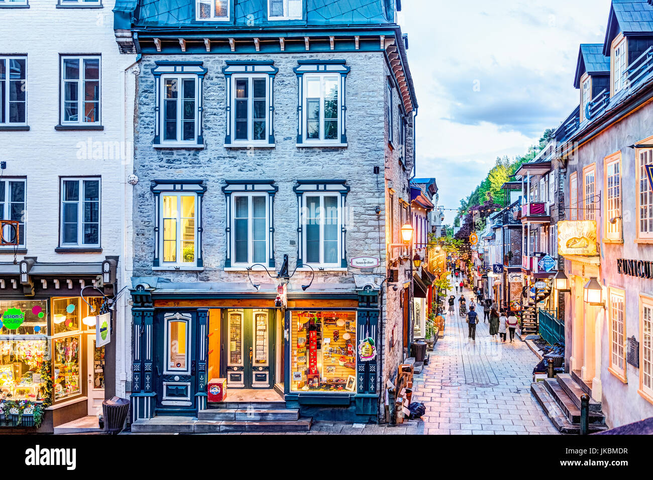 La ville de Québec, Canada - 31 mai 2017 : des rues de la vieille ville appelée rue du Petit Champlain et sous fort avec des gens à pied par les touristes à l'heure bleue Banque D'Images