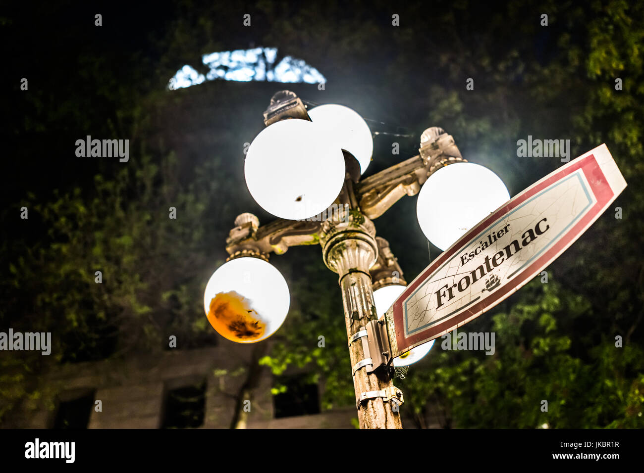 La ville de Québec, Canada - 31 mai 2017 : Inscription par lanterne illuminée pour abaisser rue de la vieille ville appelée Escalier Casse-Cou Frontenac dans la nuit Banque D'Images