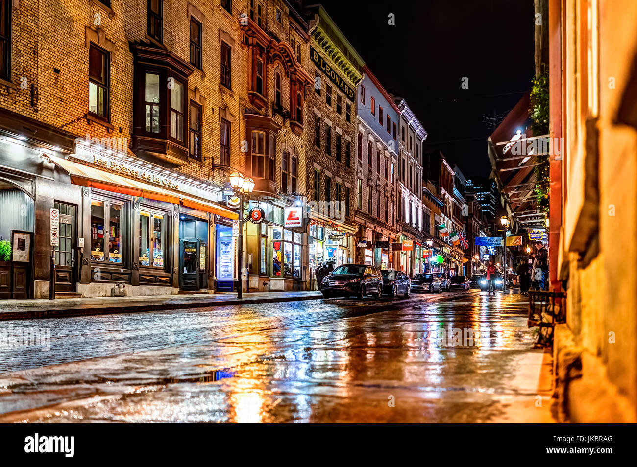 La ville de Québec, Canada - 31 mai 2017 : rue pavée de la vieille ville avec ses boutiques et magasins de nuit sous la pluie Banque D'Images