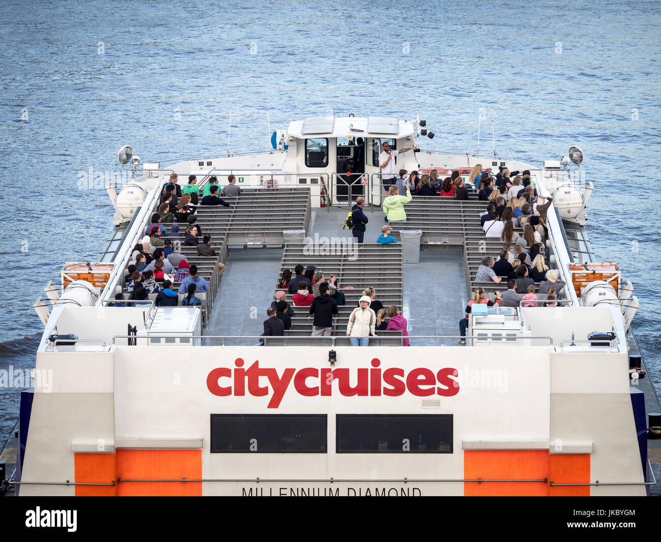 Thames Boat - Touristes profiter des attractions touristiques de Londres, dans une Tamise excursion en bateau Banque D'Images