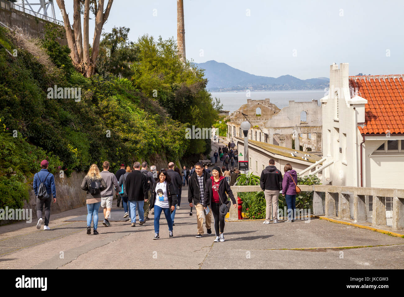 Les touristes visitant le pénitencier d'Alcatraz, San Francisco, California, USA Banque D'Images