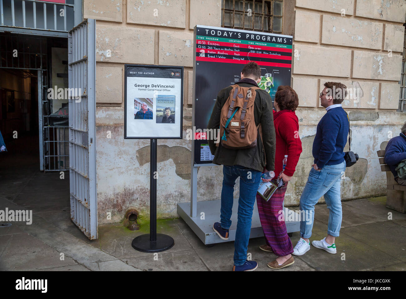 Les visiteurs à la prison au pénitencier d'Alcatraz, la carte, San Francisco, Californie, USA Banque D'Images