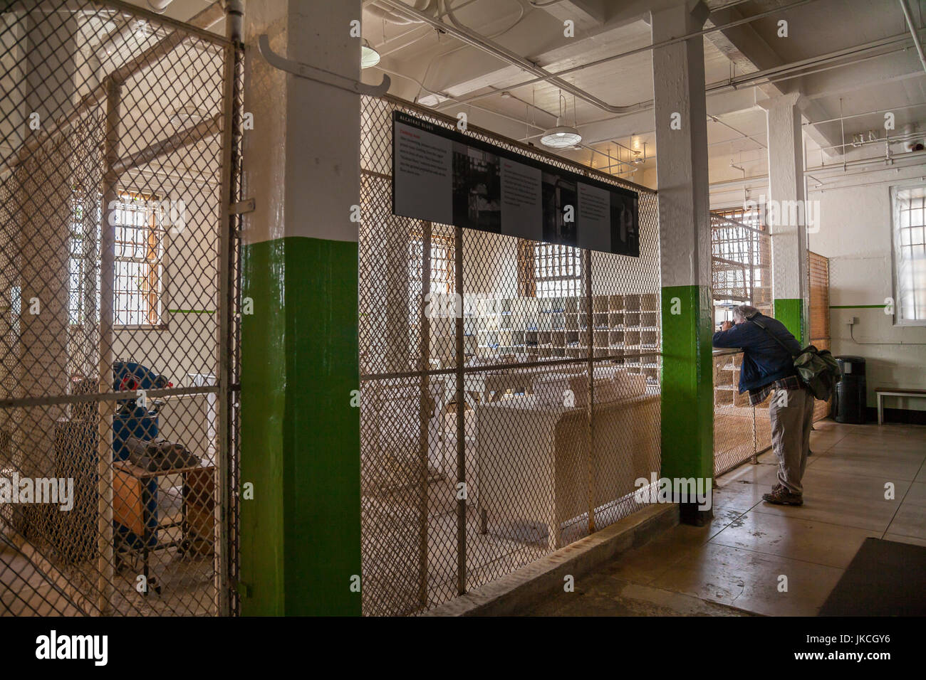 Photographe à prendre des photos de salle de lavage dans le pénitencier d'Alcatraz, San Francisco, California, USA Banque D'Images