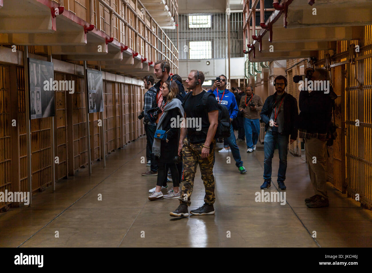 Les touristes sur une visite audio au pénitencier d'Alcatraz, San Francisco, California, USA Banque D'Images