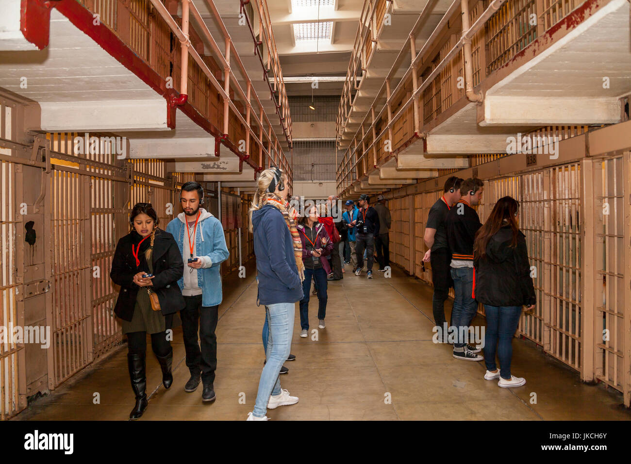 Les touristes sur une visite audio au pénitencier d'Alcatraz, San Francisco, California, USA Banque D'Images