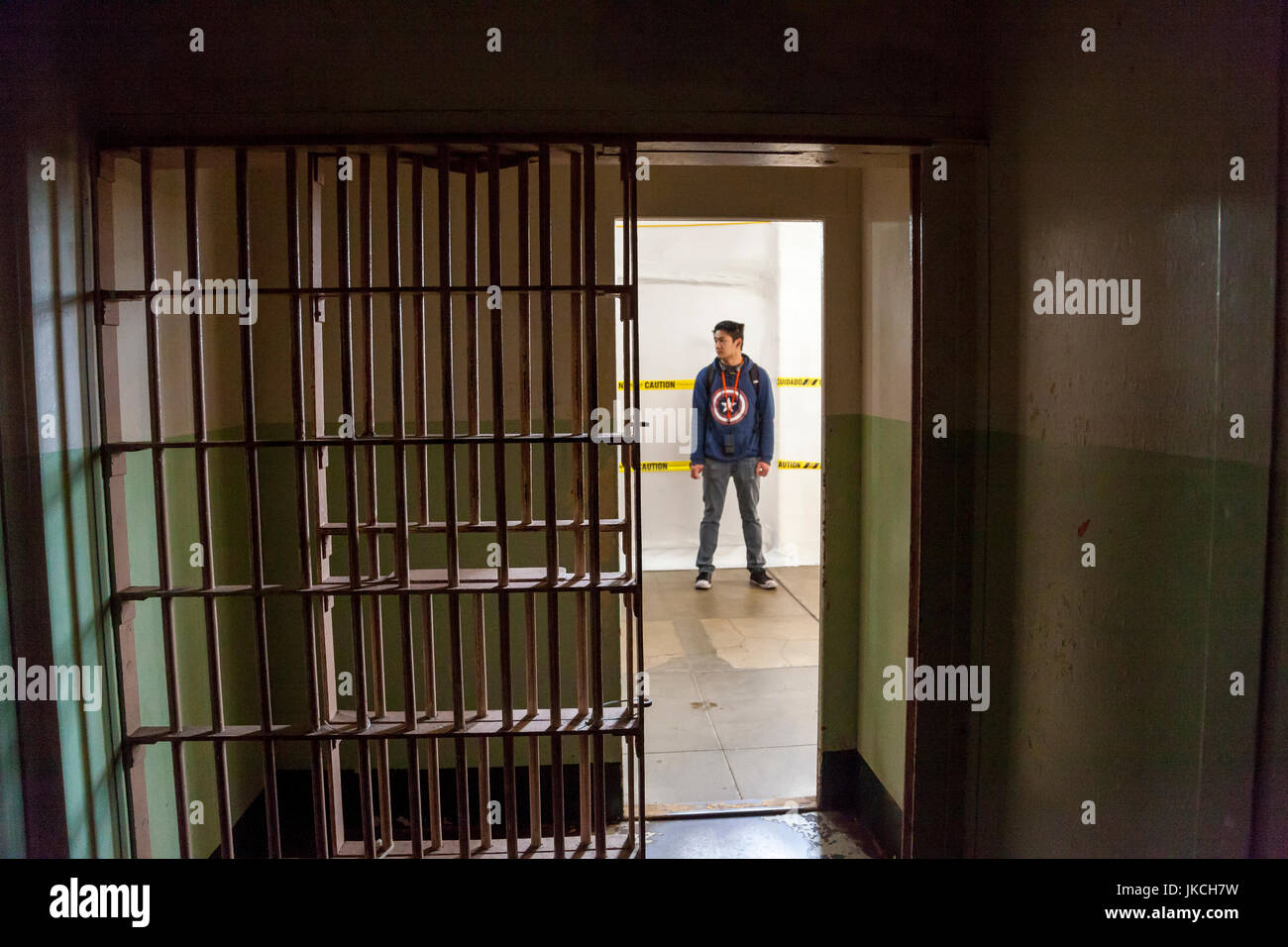 Un jeune homme debout à l'extérieur d'une cellule dans le pénitencier d'Alcatraz, San Francisco, California, USA Banque D'Images