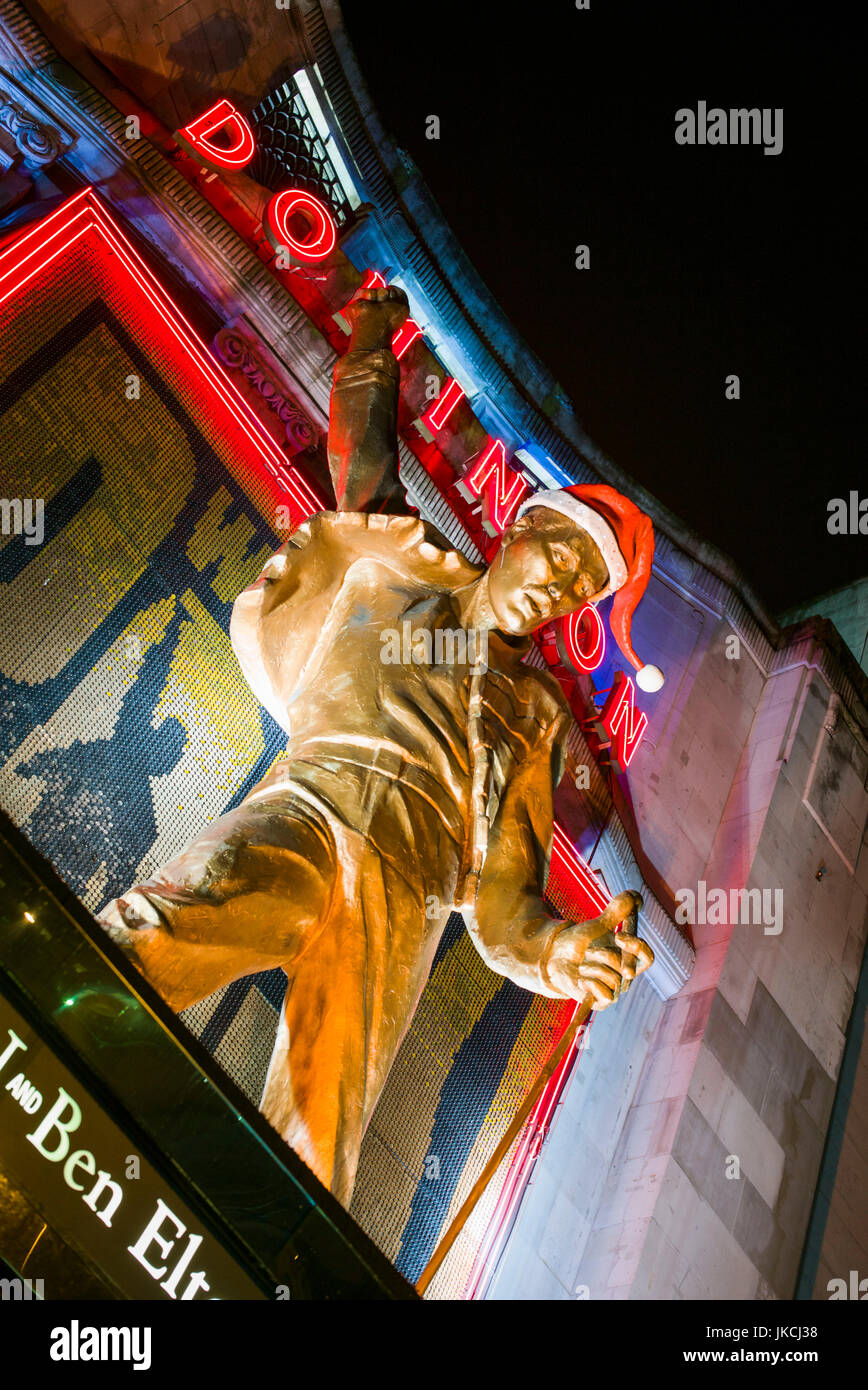 L'Angleterre, Londres, Oxford Street, Soho, statue à l'extérieur du Dominion Theatre Banque D'Images