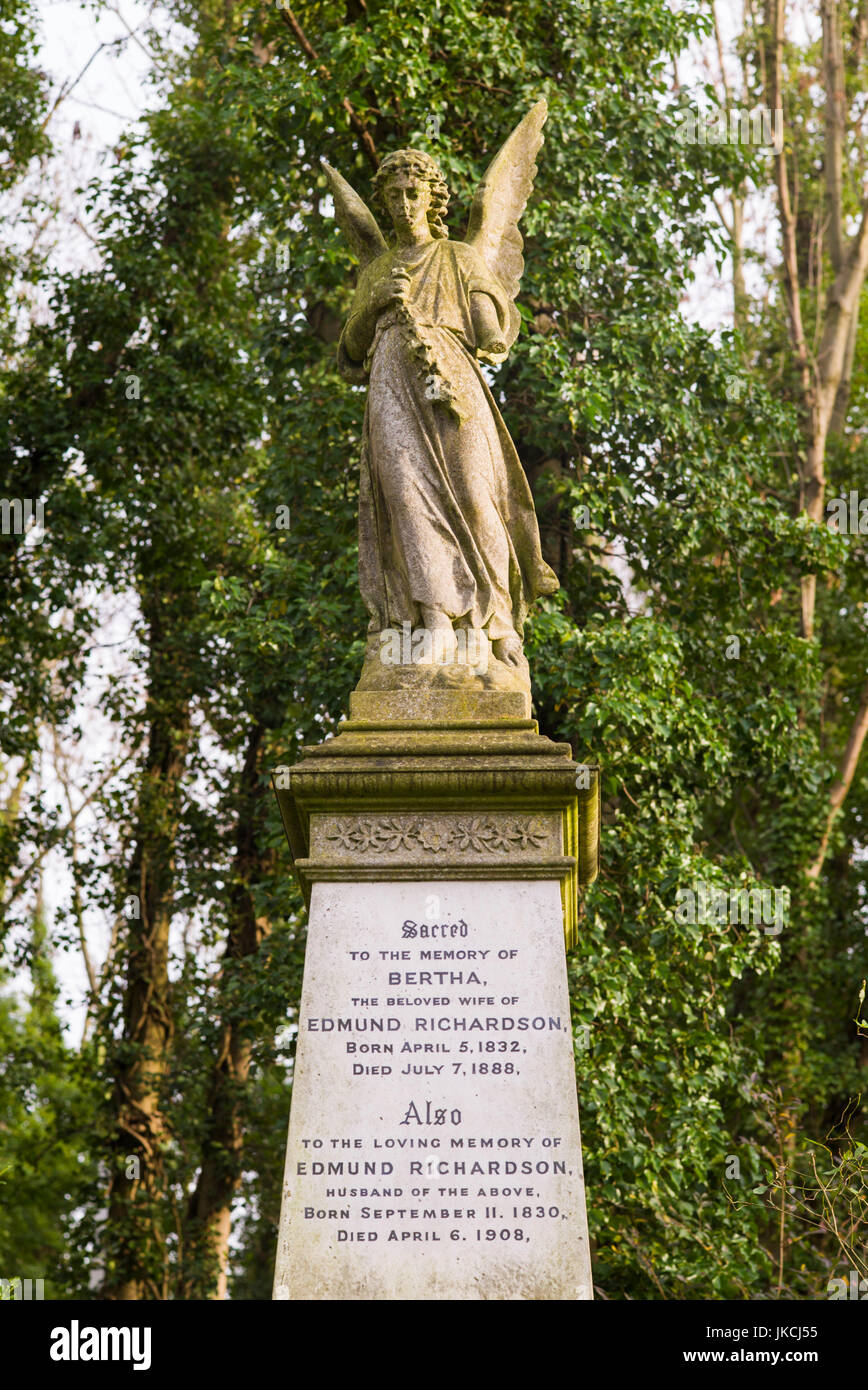 L'Angleterre, Londres, Highgate, le Cimetière de Highgate, monument avec angel Banque D'Images